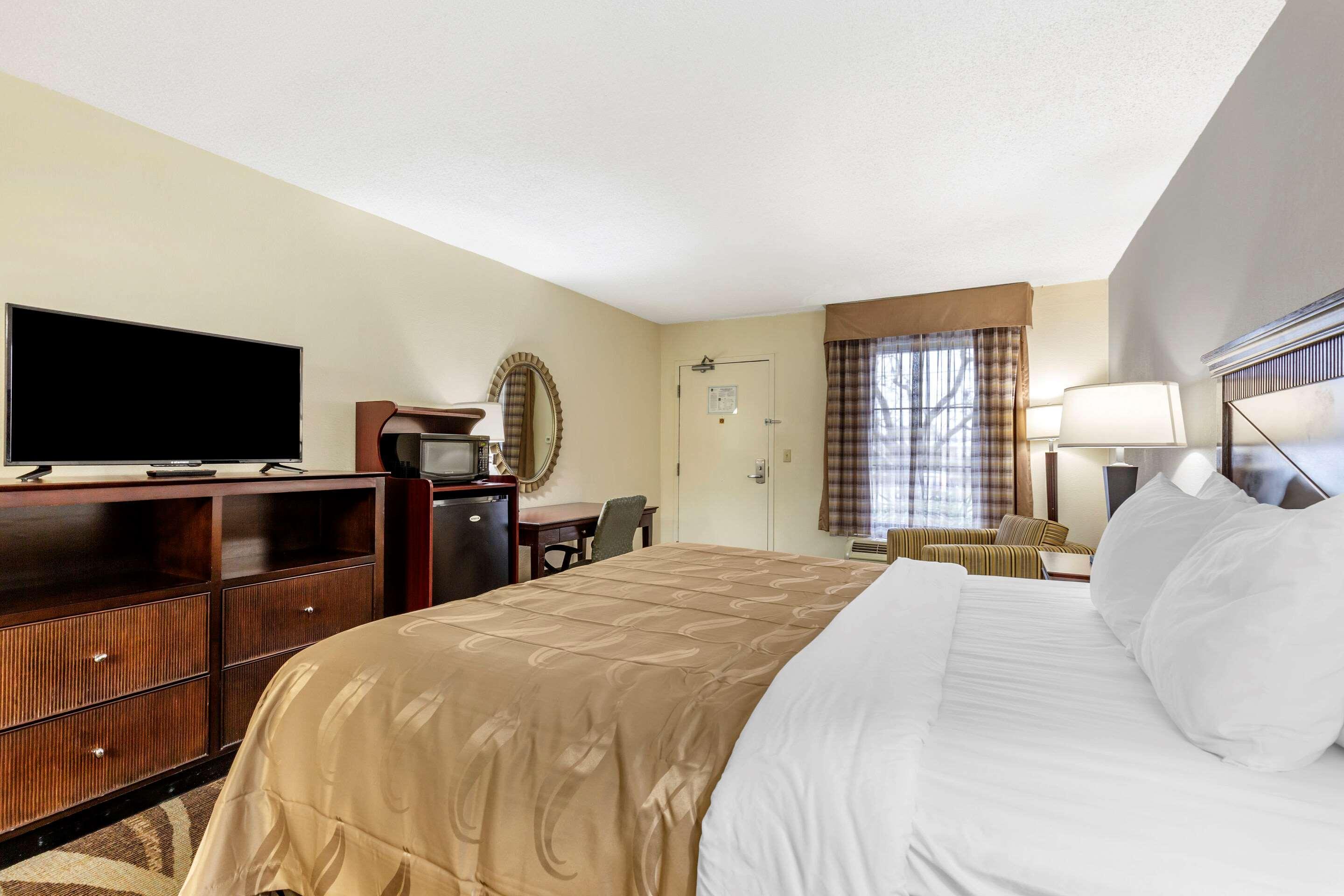 Quality Inn Windsor Mill Eksteriør bilde