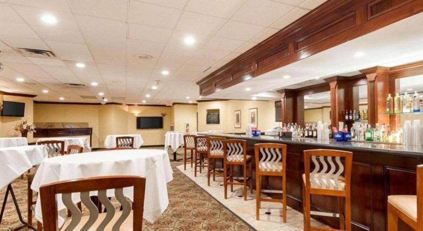 Quality Inn Windsor Mill Eksteriør bilde