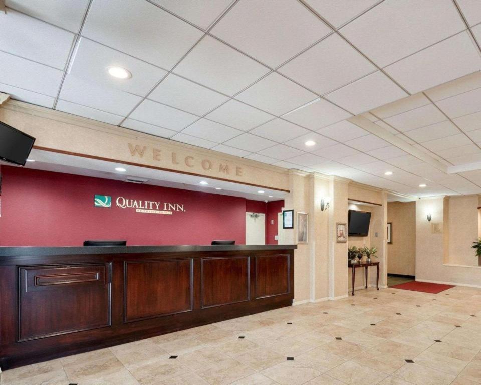 Quality Inn Windsor Mill Eksteriør bilde