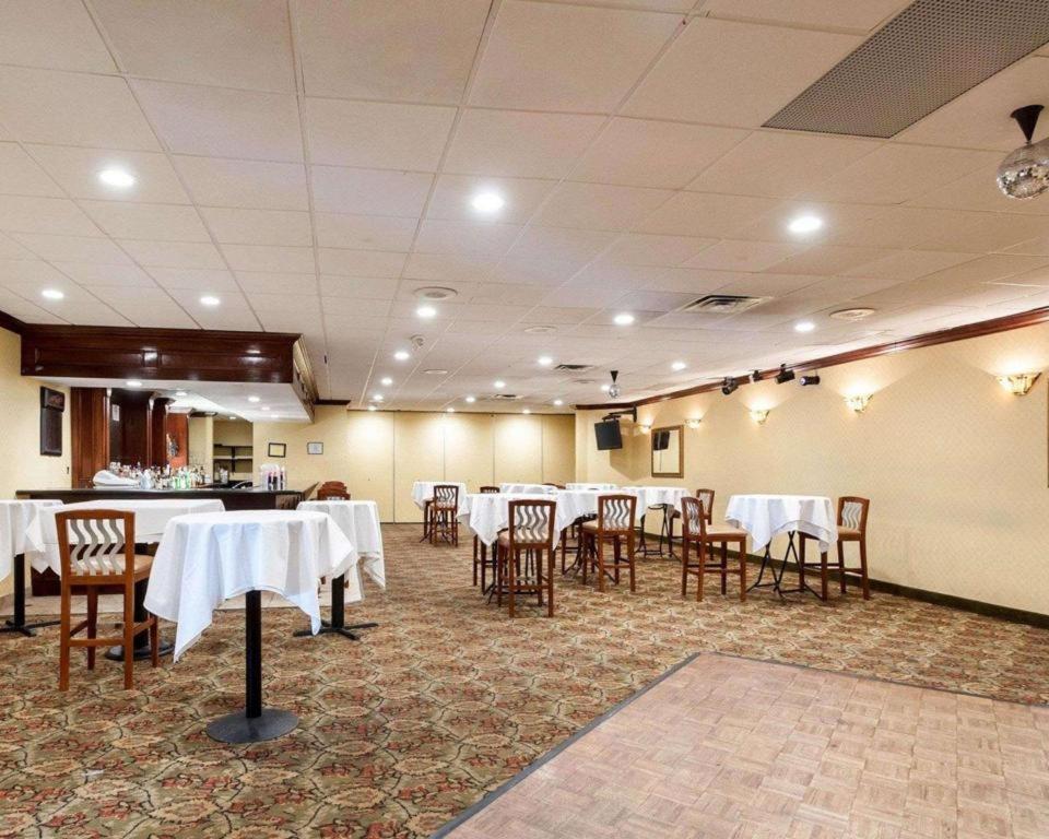 Quality Inn Windsor Mill Eksteriør bilde