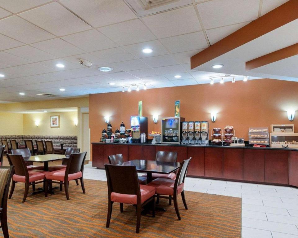 Quality Inn Windsor Mill Eksteriør bilde