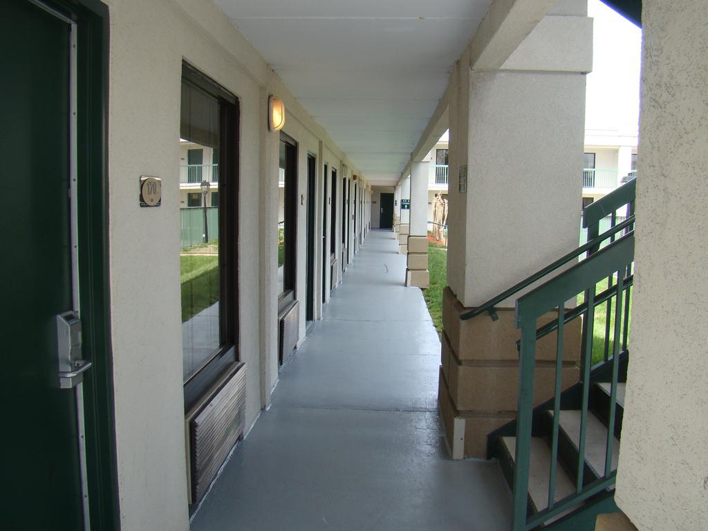 Quality Inn Windsor Mill Eksteriør bilde
