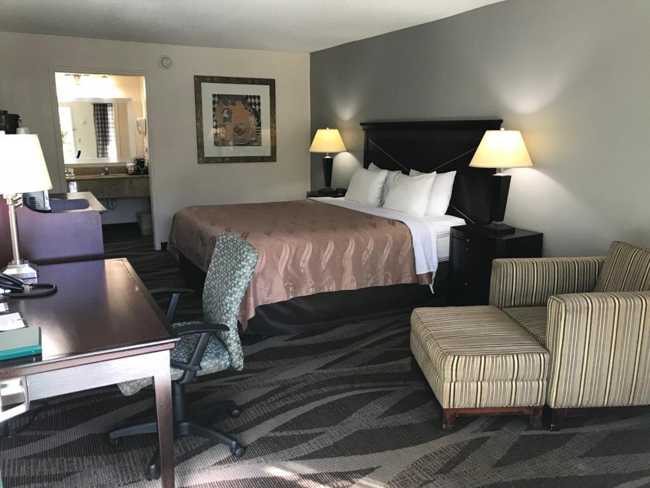 Quality Inn Windsor Mill Eksteriør bilde