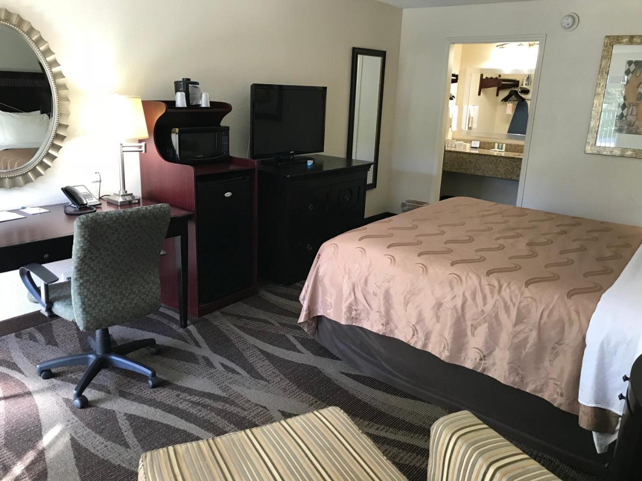 Quality Inn Windsor Mill Eksteriør bilde